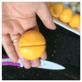 用刀背压出三条直线，做出南瓜的条纹