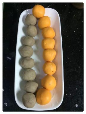 蒸熟的南瓜用料理机打成泥，加入糯米粉澄粉和适量的糖，要视乎南瓜去甜度加糖哦。揉成面团。