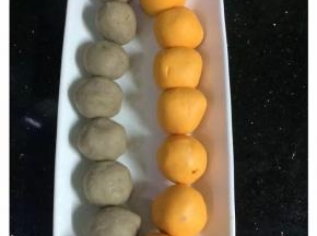 蒸熟的南瓜用料理机打成泥，加入糯米粉澄粉和适量的糖，要视乎南瓜去甜度加糖哦。揉成面团。