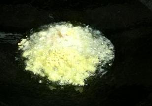 热锅凉油，发入姜蒜末，炒香。