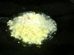 热锅凉油，发入姜蒜末，炒香。
