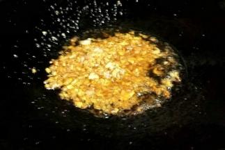 加入生抽，盐，耗油，再加少许水，煮开。