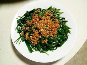 如果你想要整齐好看的韭菜，把煮好的调味汁淋到韭菜上也可以。我的这样也不怎么好看，好吃就行了。