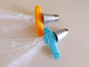 裱花嘴放进裱花袋里面，下面用夹子夹起来