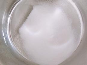 熬糖浆的材料放进奶锅里面