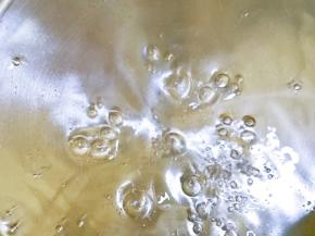 大火烧至白糖融化后加入柠檬汁，改小火