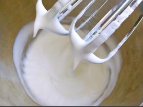 熬糖浆的时候我们打发蛋白，蛋白打发至硬性发泡，如图所示，放一边备用（如果做玫瑰口味的，在这步滴几滴玫瑰香草精在蛋白里面一起打发）