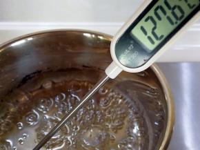 糖浆熬至130度关火