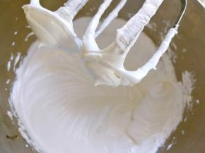 打开打蛋器，将糖浆倒入蛋白里面高速打发，当蛋白打发到阻力越来越大，体积明显增大，蛋白光亮细腻的时候就差不多了，看图片的状态