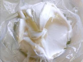 再挖进去四分之一的蛋白，另外一个袋子也这样做（我做了两种颜色的）