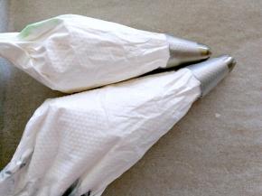 去掉夹子，把蛋白往下推，这时可以预热烤箱了，100度最好是热风功能，没有就上下火100度预热10分钟