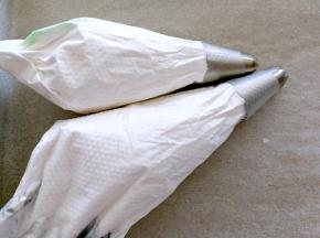 去掉夹子，把蛋白往下推，这时可以预热烤箱了，100度最好是热风功能，没有就上下火100度预热10分钟