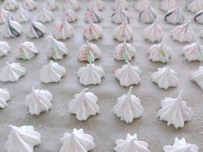 蛋白快速挤在垫了油纸的烤盘上面（可以撒一点砂糖做装饰），中间空一点距离