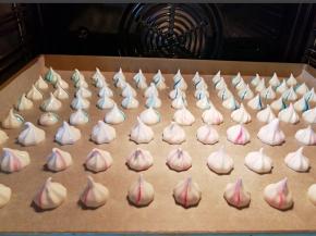 放进预热好的烤箱里面，热循环100度一小时左右（或者上下火100度）