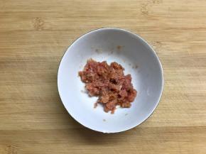 猪肉洗净剁成末后加入料酒、少许盐和淀粉腌10钟。