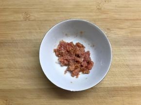 猪肉洗净剁成末后加入料酒、少许盐和淀粉腌10钟。
