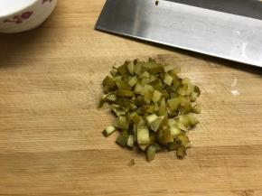 酸黄瓜切成小粒。