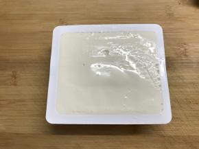 豆腐去掉包装膜冲洗下。