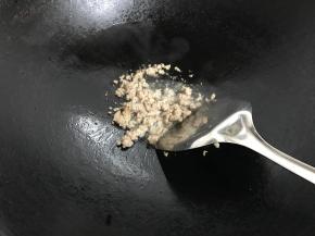 锅中倒入适量油。放入腌好的肉末煸炒下。