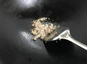 锅中倒入适量油。放入腌好的肉末煸炒下。