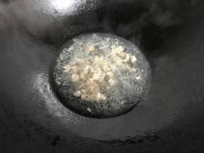 变色后加入适量水。