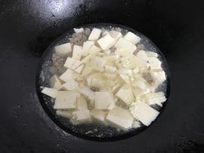 放入豆腐。