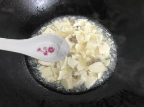 煮开后加入少许盐调味。