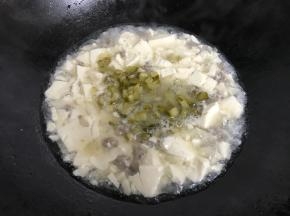 最后放入酸黄瓜丁。