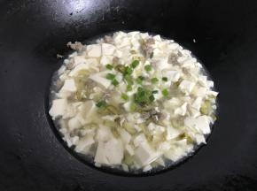 再次煮开后放入香葱熄火。