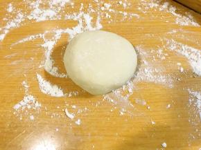 剩的饺子面，揉成光滑面团。（解冻后）