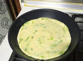 饼的染色慢慢变化了，这时底部已煎好了。