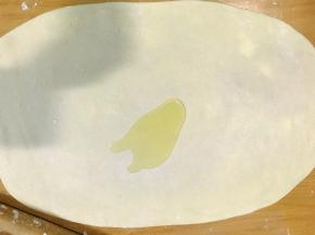 撒上两汤匙油。