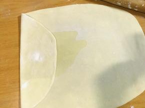 拎起一面饼皮，抿上油。四周同样做法。