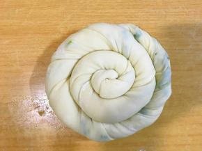 把另外一头压到面饼下面。