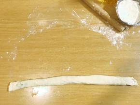 卷起来，一边卷，一边把饼中的气体排出来，尽量不要卷入太多空气。