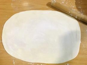 底部铺上干粉，再继续擀成长方形。