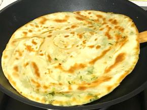 煎到两面金黄起锅。