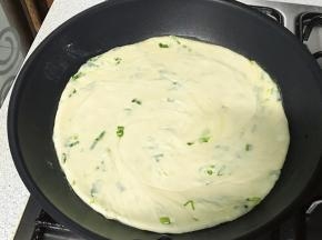 锅底放油，小火，放入饼，旋转一下，使油均匀涂抹在饼上。