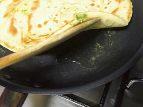 翻面，锅底在倒入一点油，再次旋转饼，目的同上。