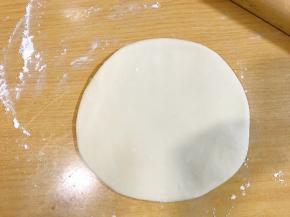 揉光滑后，用擀面杖由中间向外推着擀。