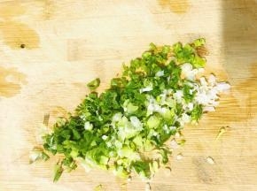 切好葱末。
