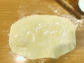 饼皮上油抹匀了，撒上薄薄一层干粉。