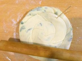 擀成饼，过程中还会有气泡，用牙签扎破，排除气体。