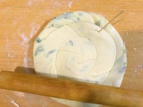 擀成饼，过程中还会有气泡，用牙签扎破，排除气体。