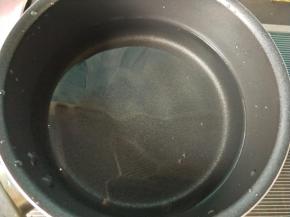 锅内放水，烧开，清水一次加足。