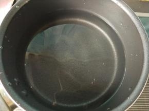 锅内放水，烧开，清水一次加足。