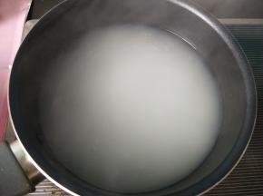 水开后倒入大米，搅拌一下，水开后转小火。