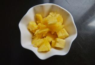 将菠萝切丁。