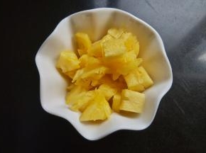 将菠萝切丁。