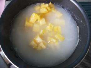 放入菠萝，煮两分钟。